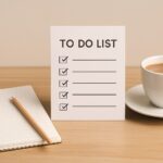 Aufgeräumter Arbeitsplatz mit Notizblock, Stift und Kaffeetasse in ruhiger Atmosphäre