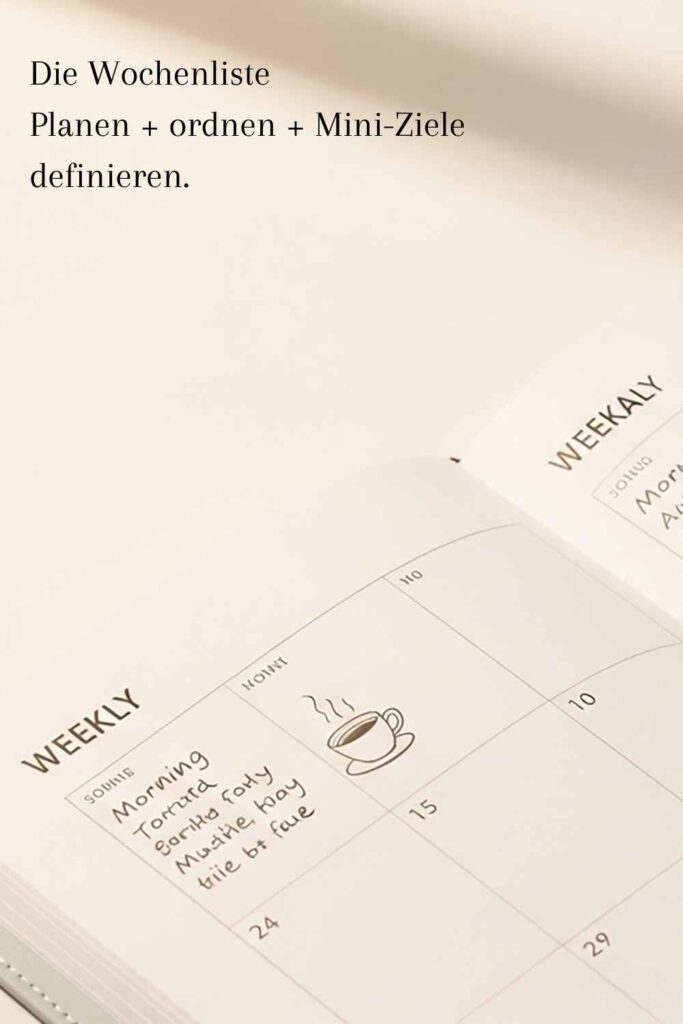 Offener Wochenplaner mit handschriftlichen Notizen und klarer Wochenübersicht, ideal zum Planen und Strukturieren der Aufgaben.