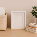 Ordentlich arrangierter Schreibtisch mit Pflanzen, Notizbüchern, Rahmen und Korb – ruhige, minimalistische Szene für ein aufgeräumtes Zuhause.