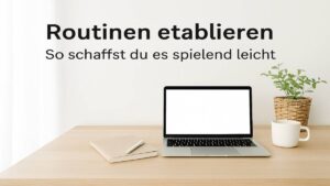 Helles, aufgeräumtes Arbeitsfeld mit Tagesplaner, Stift und Tasse – Symbol für strukturierte Routinen im Alltag und einfache Gewohnheitsbildung.