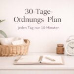 Beitragsbild zum 30-Tage-Ordnungs-Plan – ruhige, aufgeräumte Szene mit Notizblock und Wecker