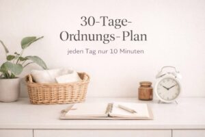Beitragsbild zum 30-Tage-Ordnungs-Plan – ruhige, aufgeräumte Szene mit Notizblock und Wecker